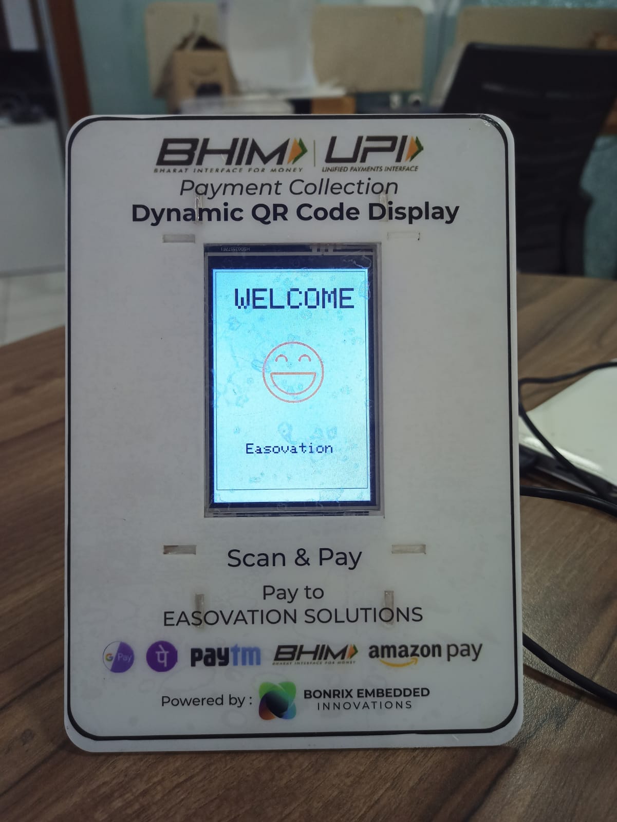 3.5 Inch WiFi Dynamic QR Code Display With White Acrylic Stand